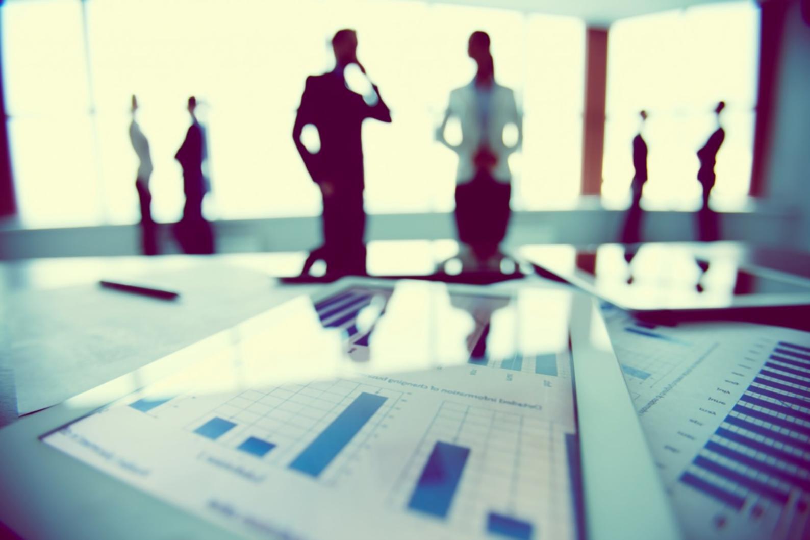 Équipe travaillant sur analyse financière collaborative