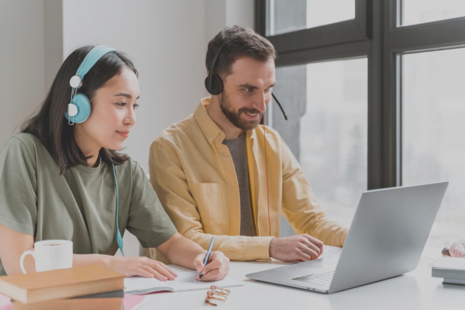 Équipe analysant des graphiques financiers lors d'une session de formation